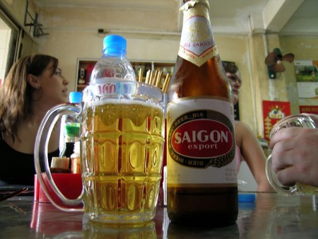 Khách Tây viết cẩm nang uống bia chuẩn Việt: Nâng cốc vì những tình huống có một không hai-4