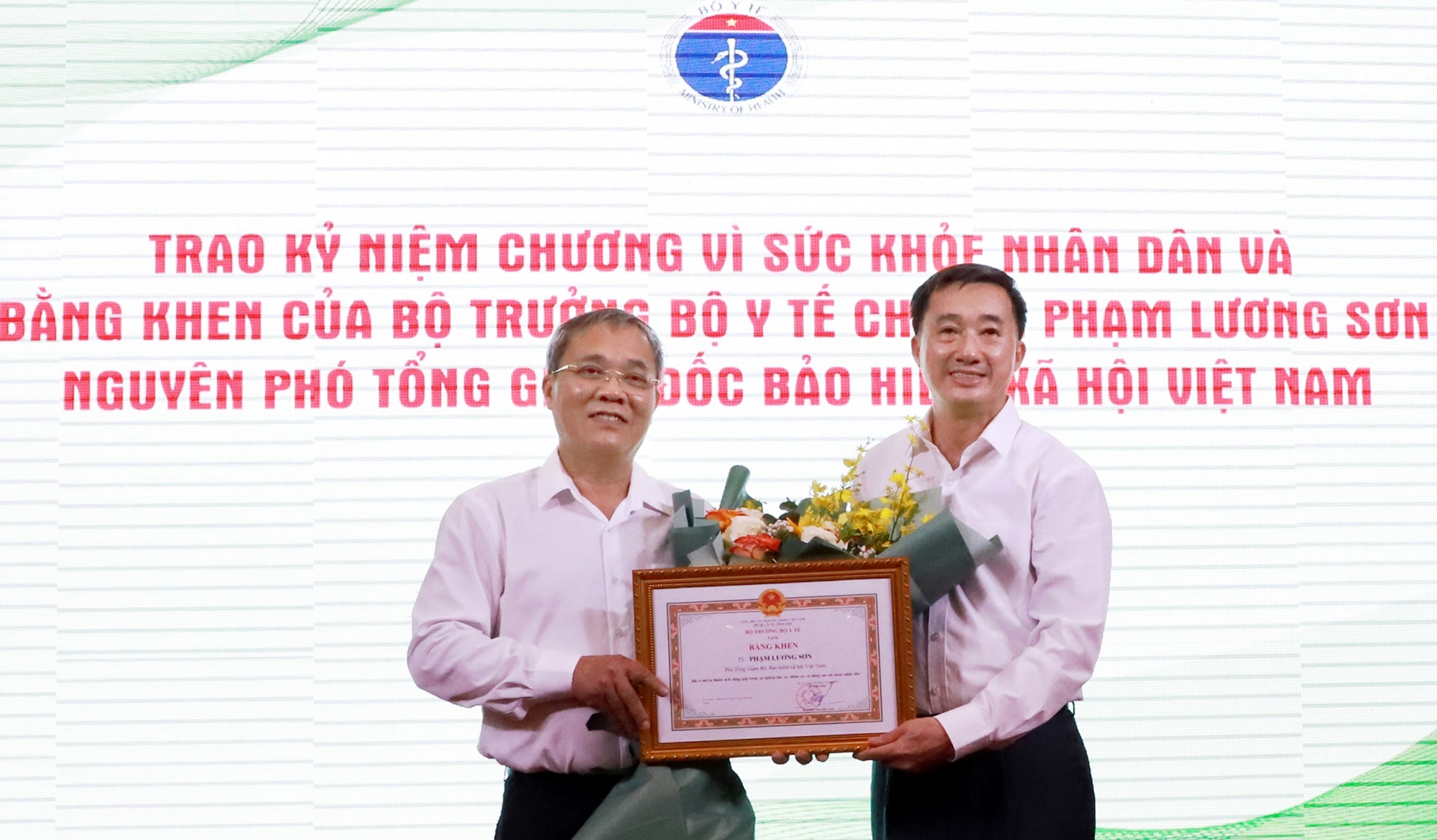 Bộ Y tế trao Kỷ niệm chương "Vì sức khỏe nhân dân" cho TS Phạm Lương Sơn, nguyên Phó Tổng giám đốc BHXH Việt Nam-1