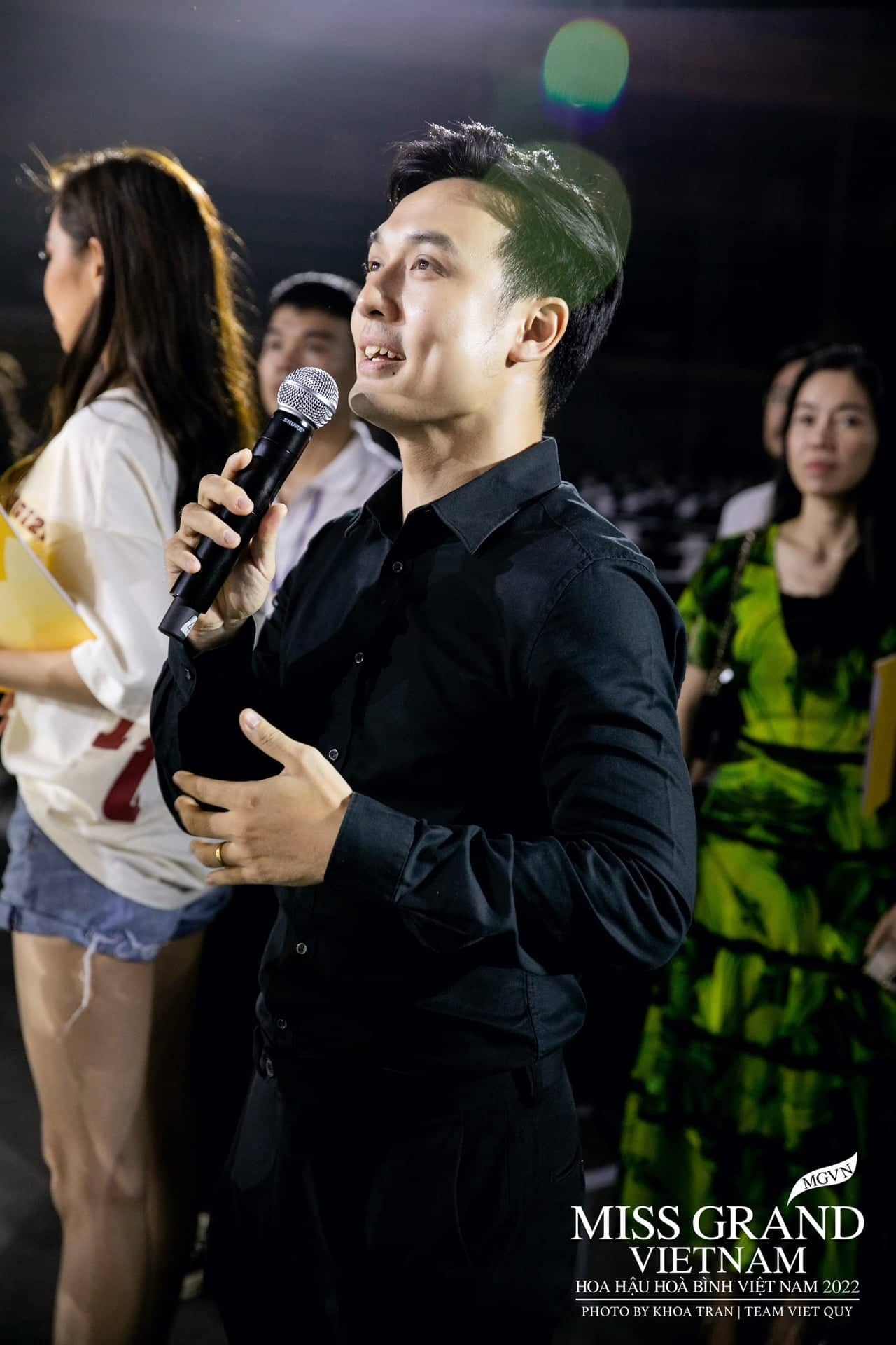MC Thiên Vũ hỗ trợ thí sinh 'Miss Grand Vietnam' phần hô tên đêm chung kết-3