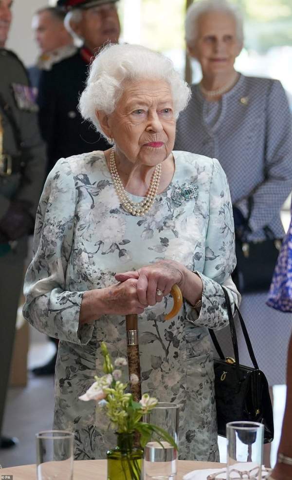 Hai món trang sức sẽ theo Nữ hoàng Elizabeth II “đến tận cùng”?-3