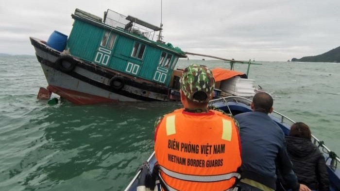 Quảng Ninh: Cứu sống vợ chồng ngư dân gặp nạn trên biển Cô Tô-1