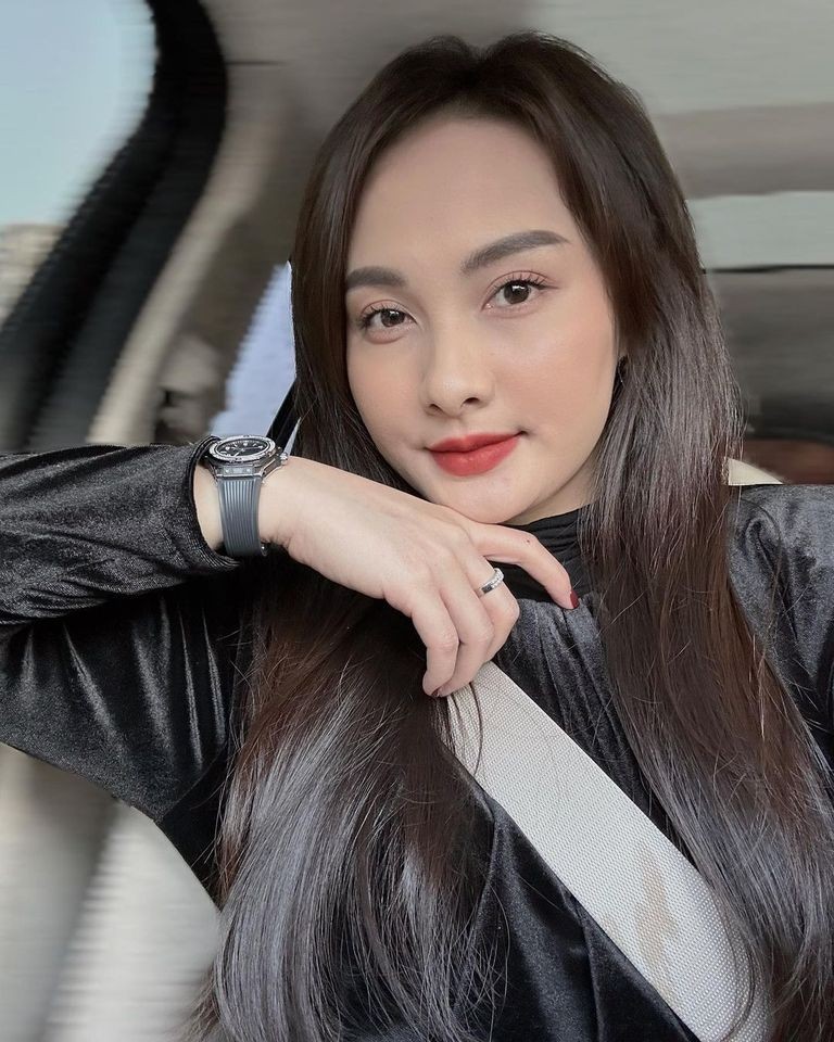 Sao Việt: Hoa hậu Thùy Tiên rạng rỡ ngày đầu năm, Hồ Ngọc Hà nổi bật với thời trang đường phố-4