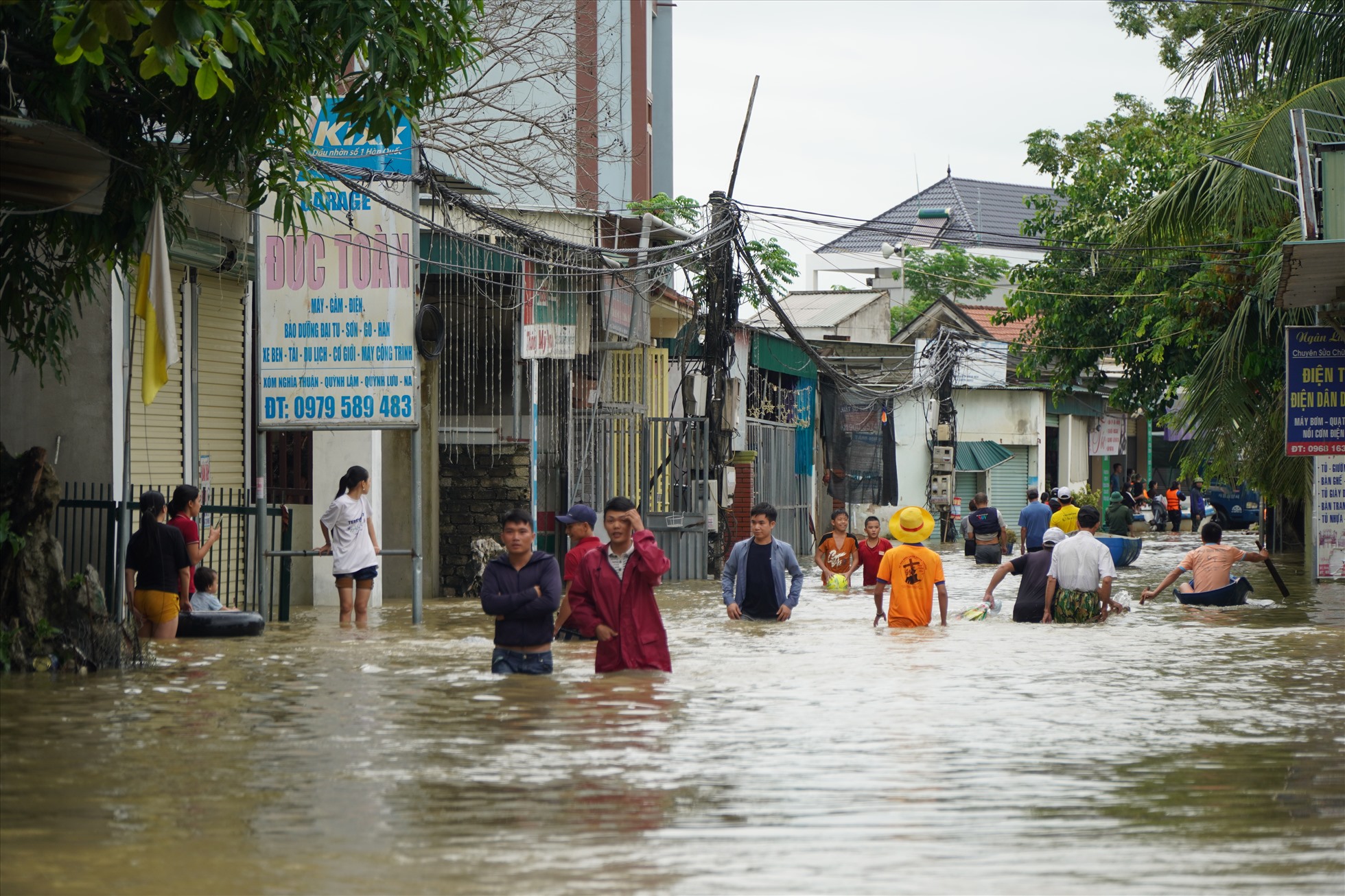Nghệ An: Người dân trèo xe tải băng qua dòng nước lũ để về nhà-1