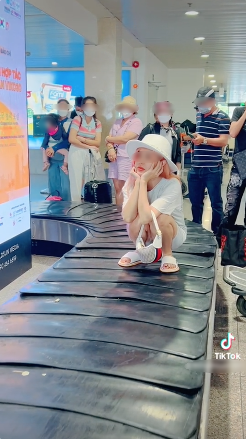 Clip cô gái thản nhiên ngồi lên băng chuyền hành lý sân bay gây phẫn nộ-3