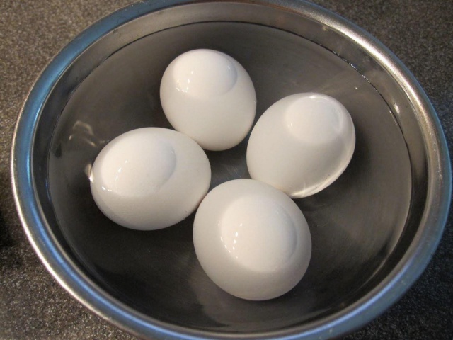 6 sai lầm khiến cho trứng luộc bị nứt vỡ, đã mất chất lại còn khó bóc vỏ-7