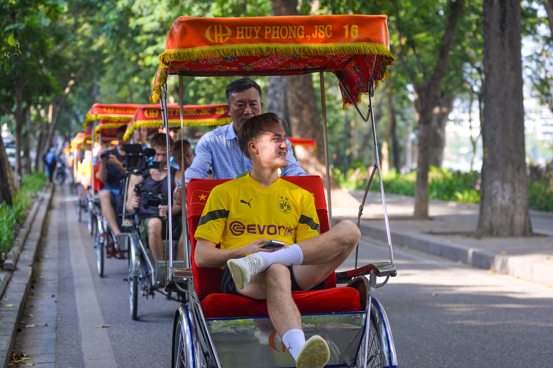 Cầu thủ Dortmund dạo phố bằng xích lô, chụp ảnh chung cùng fan hâm mộ-2