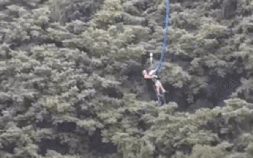 Đang nhảy bungee, du khách bị treo lơ lửng ở độ cao 168 mét suốt nửa giờ vì một sự cố bất ngờ-1