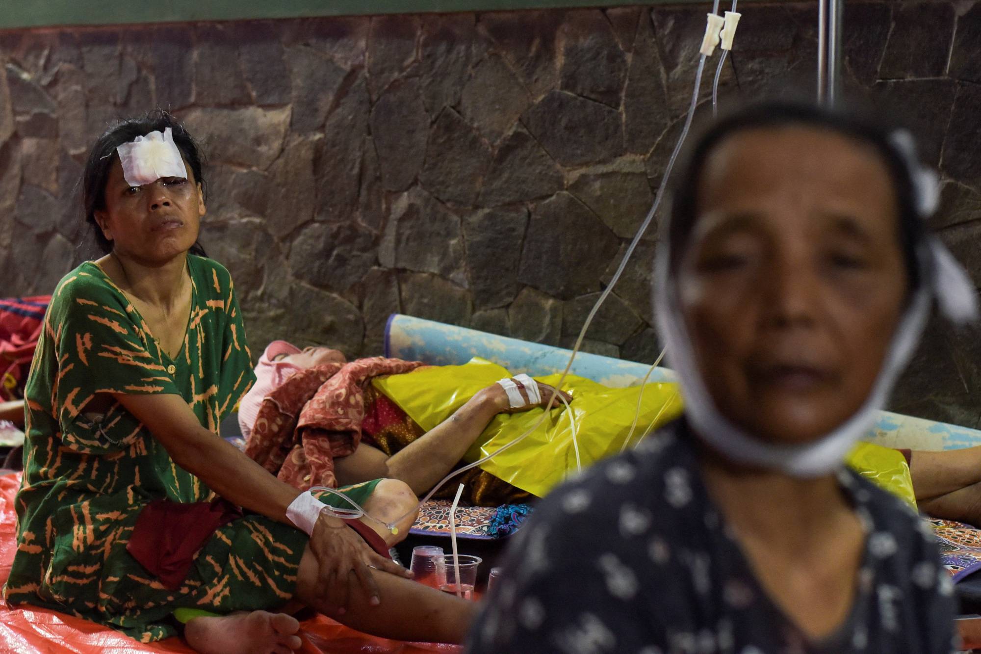 Động đất ở Indonesia: Số người chết tăng hơn 160, người dân khổ sở tìm nơi điều trị-9