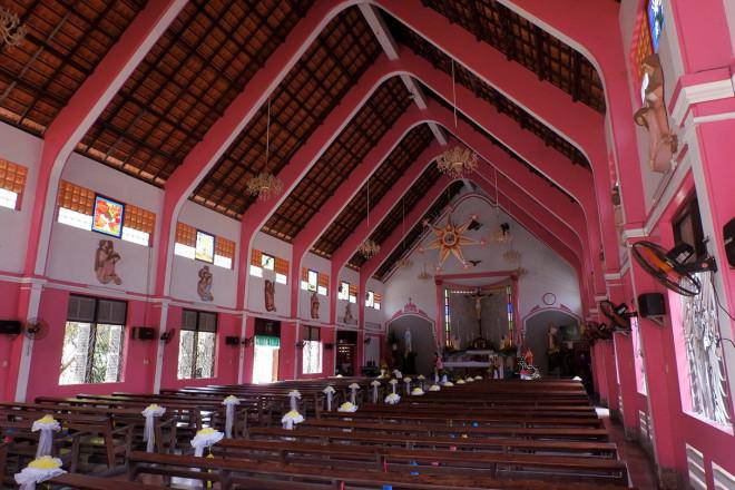 Ngôi nhà thờ màu hồng mơ màng ở Vĩnh Long-10