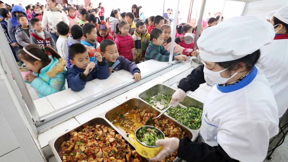 Thức ăn của canteen trường ở Trung Quốc có gián chết và pin cũ-1