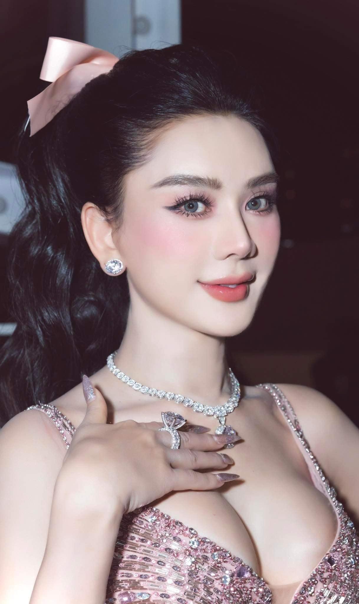 Mặc lại váy chung kết Miss World của Đỗ Thị Hà, Lâm Khánh Chi hóa búp bê quyến rũ ở tuổi 45-3