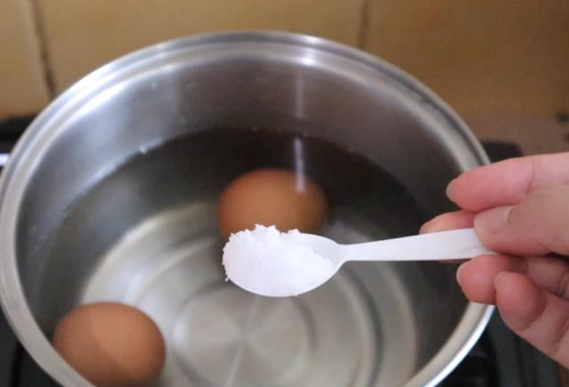 Đừng chỉ cho nước vào luộc trứng, hãy nhớ thêm 2 thứ và làm thêm 1 công đoạn thì lòng đỏ trứng mới mềm, vỏ trứng dễ bóc-2