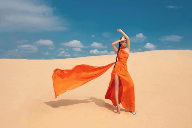 Mặc lại váy xẻ đùi sexy của Thuỳ Tiên, diễn viên Kim Tuyến khoe dáng nóng bỏng trên sa mạc-1
