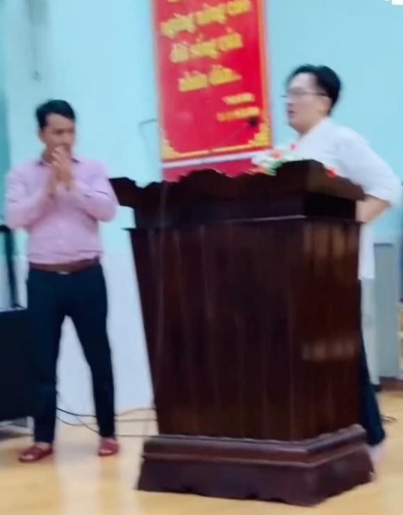 Đang phát biểu trên sân khấu, MC Đại Nghĩa la thất thanh vì bị đ.iện g.iật-2
