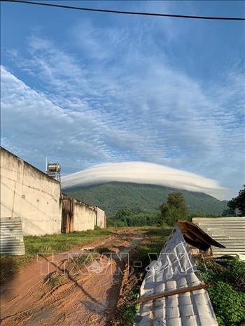 Kỳ lạ đám mây lớn hình nón bao phủ đỉnh núi Chứa Chan-3