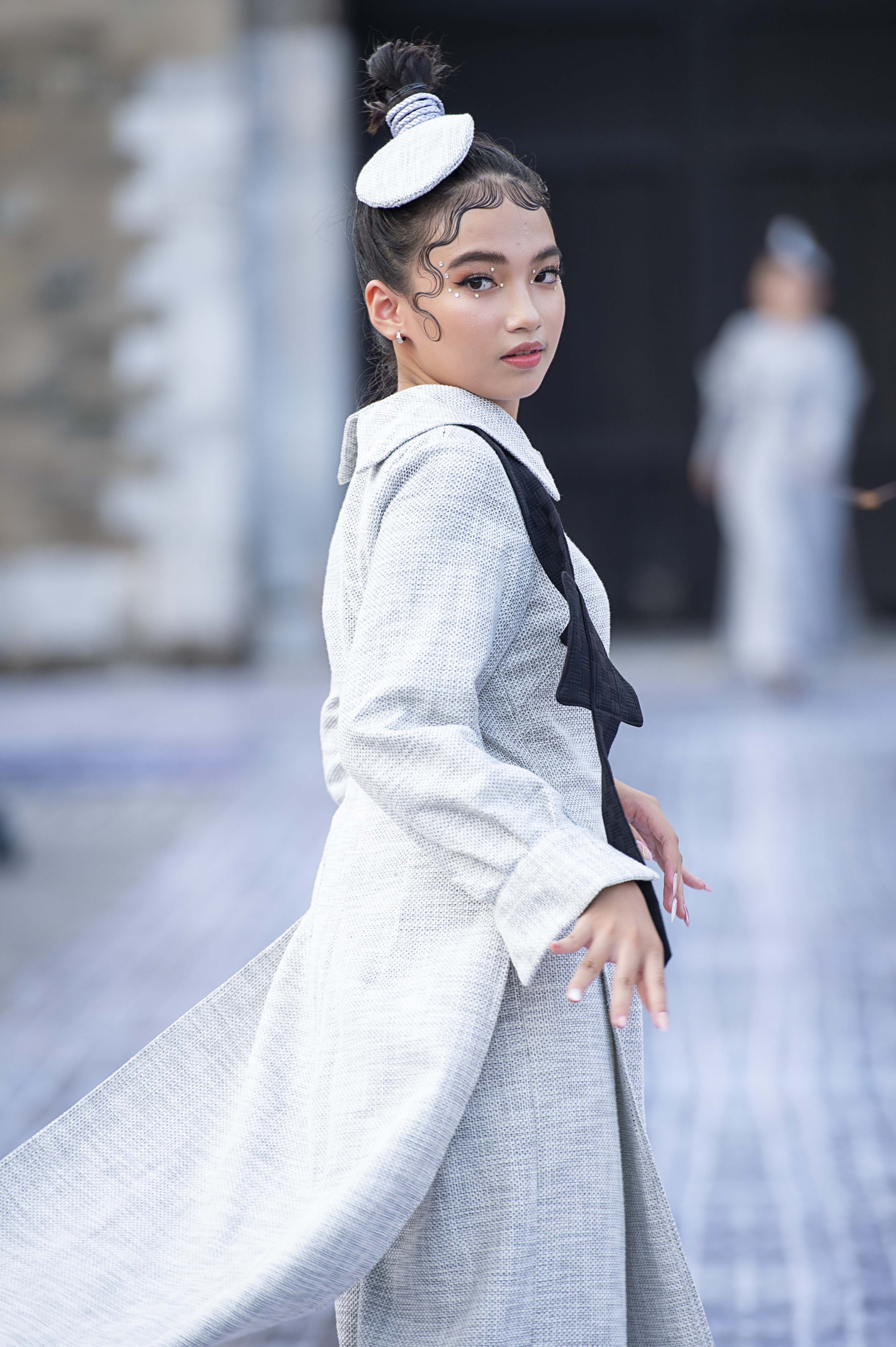 Mẫu nhí 11 tuổi chiều cao vượt trội, tự tin catwalk cùng Hoa hậu Lý Kim Thảo ở Hoàng thành Thăng Long-4