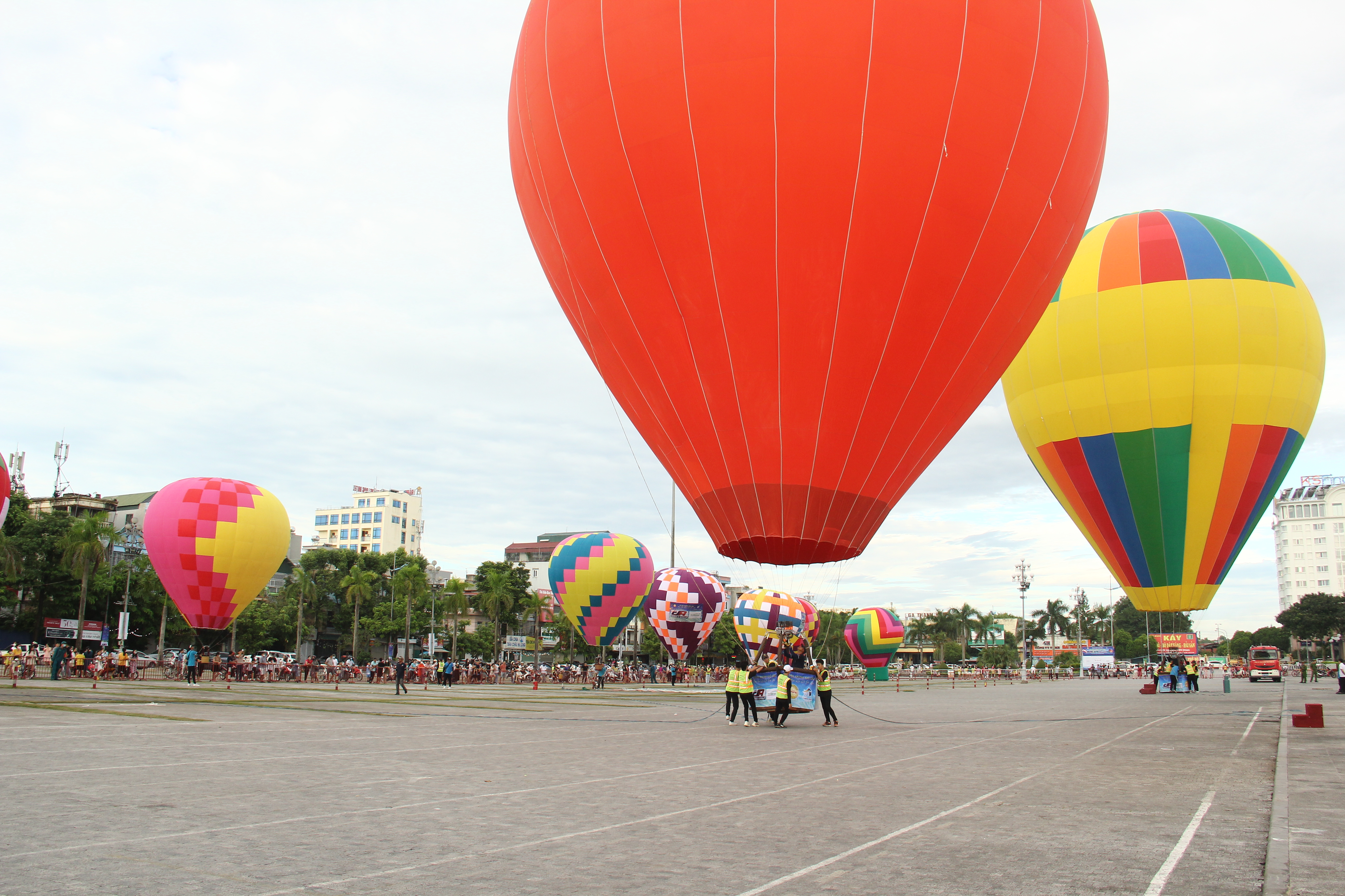 Lần đầu tiên khinh khí cầu bay trên bầu trời TP Thanh Hóa-1