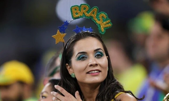 Không thể rời mắt trước nhan sắc các CĐV nữ Brazil trên khán đài World Cup 2022-img