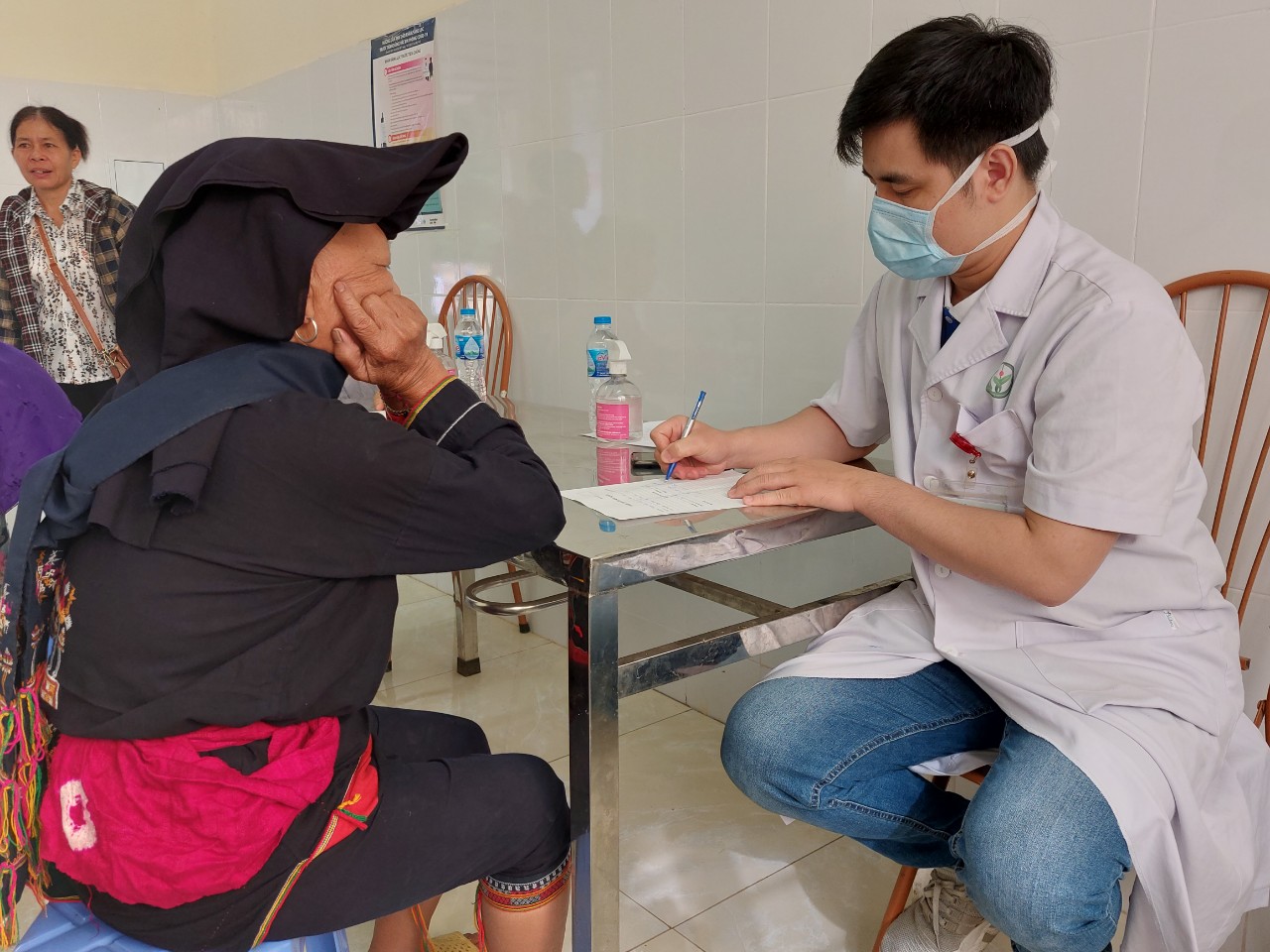 Đoàn Thanh niên Bộ Y tế khám sức khỏe và phát thuốc miễn phí cho bà con vùng sâu, vùng xa-17