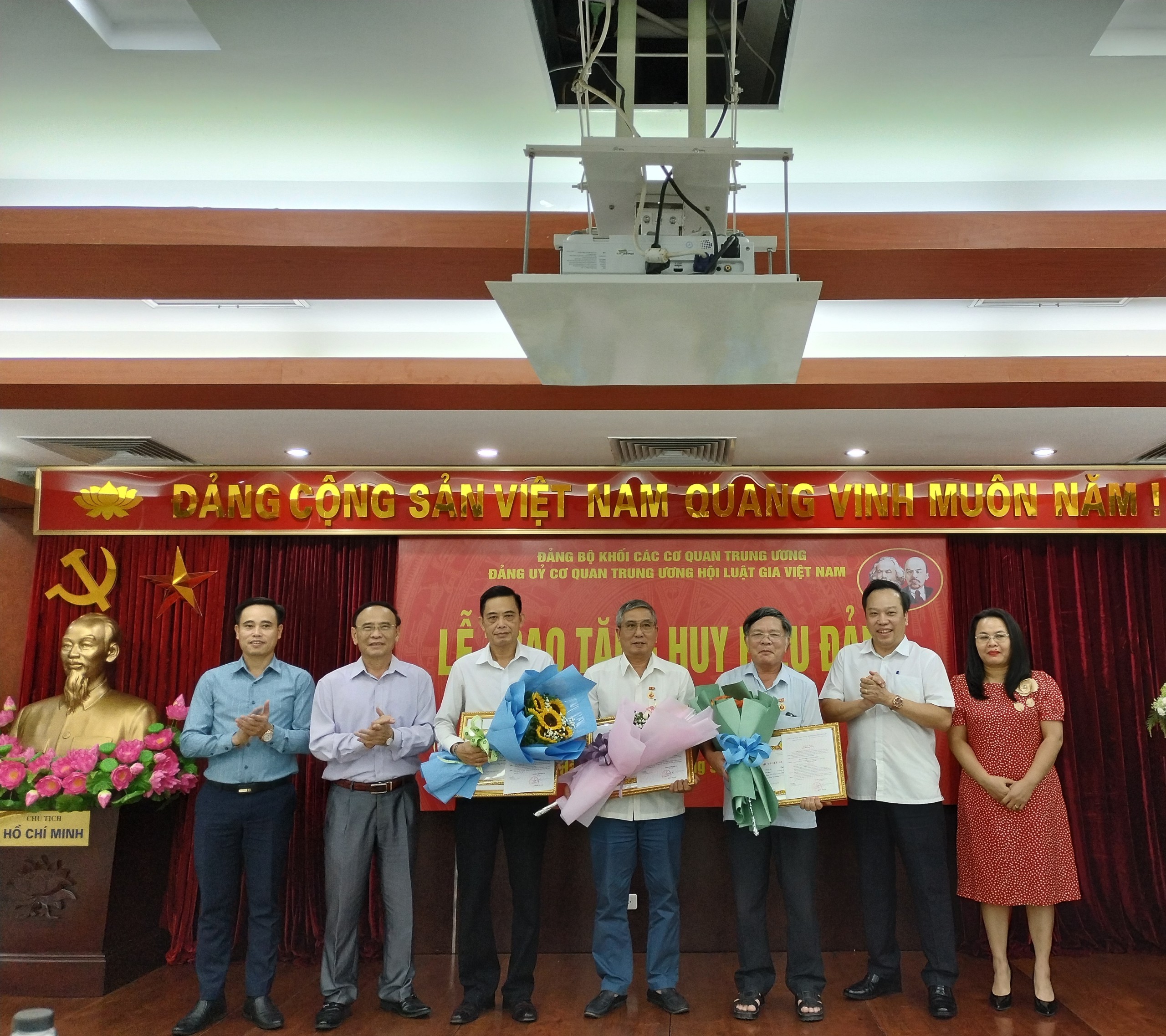 Hội Luật gia Việt Nam tổ chức trao huy hiệu 40 năm, 45 năm tuổi Đảng-5