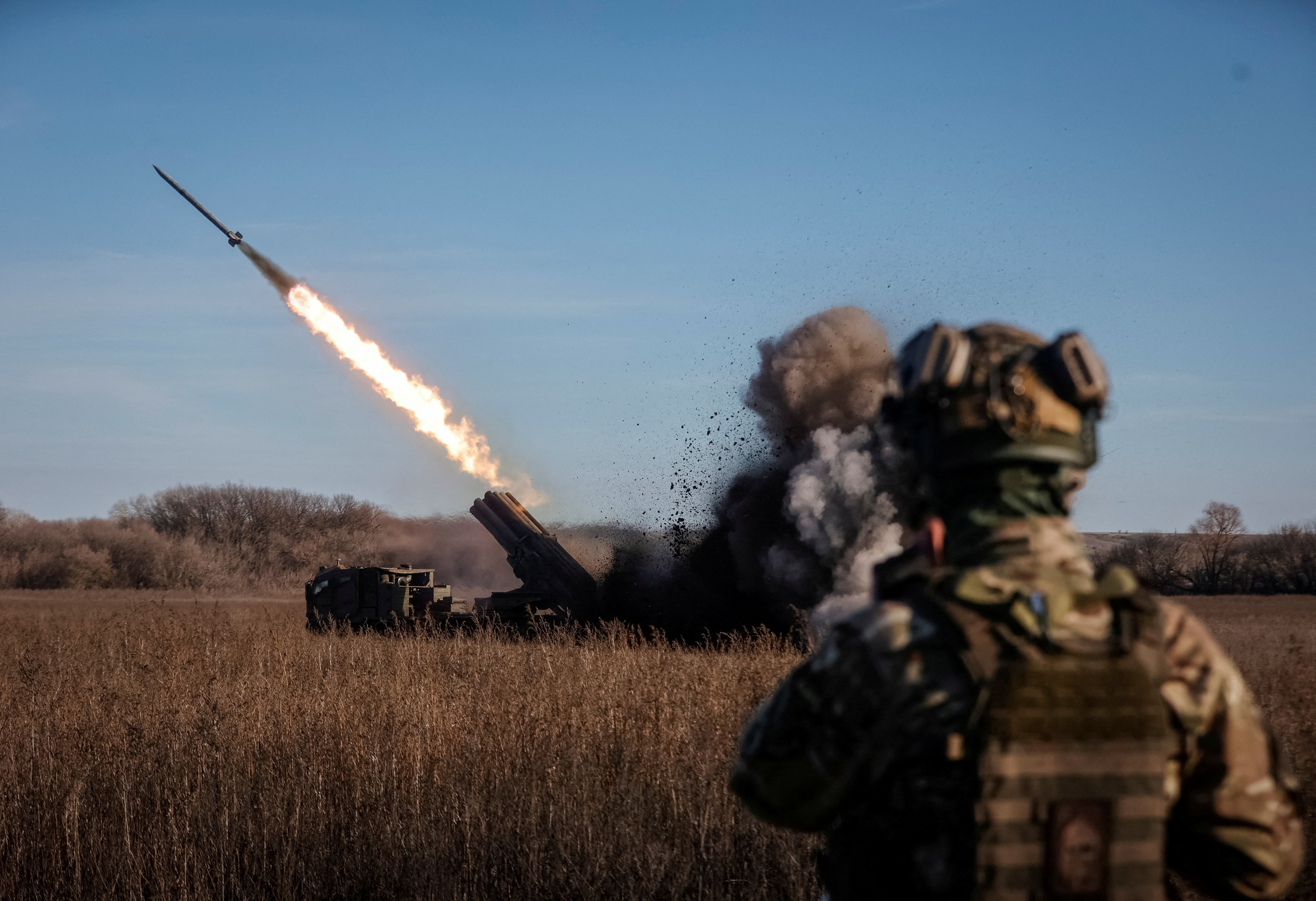 Ukraine kêu gọi đầu hàng, Nga nêu điều kiện đàm phán-1
