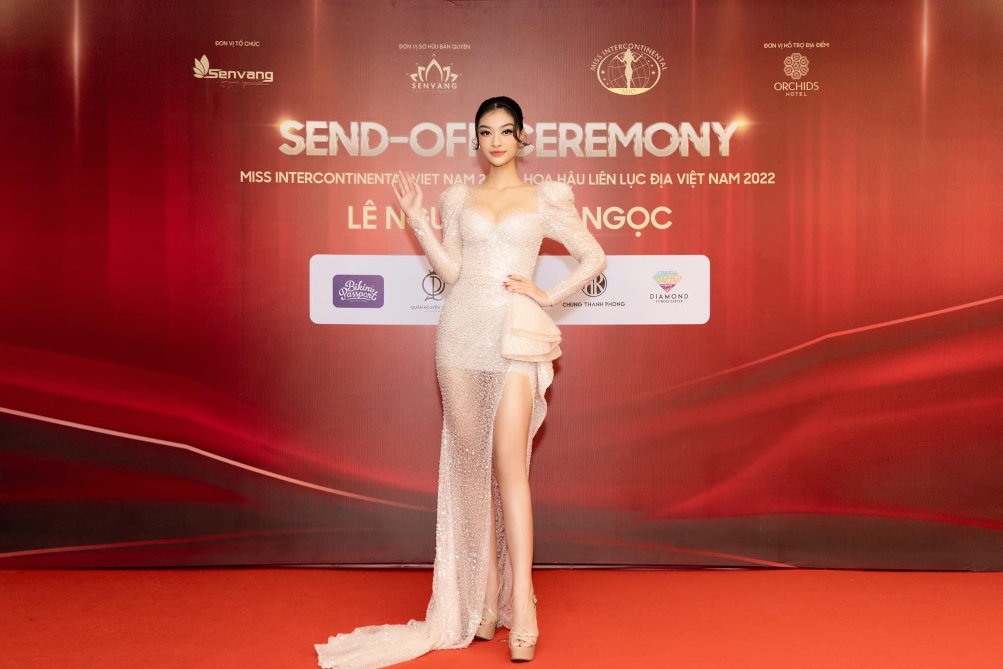 Á hậu Bảo Ngọc nổi bật với chiều cao "khủng" khi nhận sash từ đương kim Hoa hậu Liên lục địa 2021-5