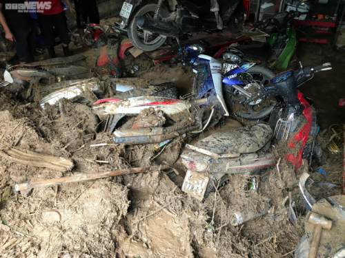 Ảnh: Hàng trăm xe máy được đào lên dưới lớp bùn sâu ở vùng rốn lũ Nghệ An-3