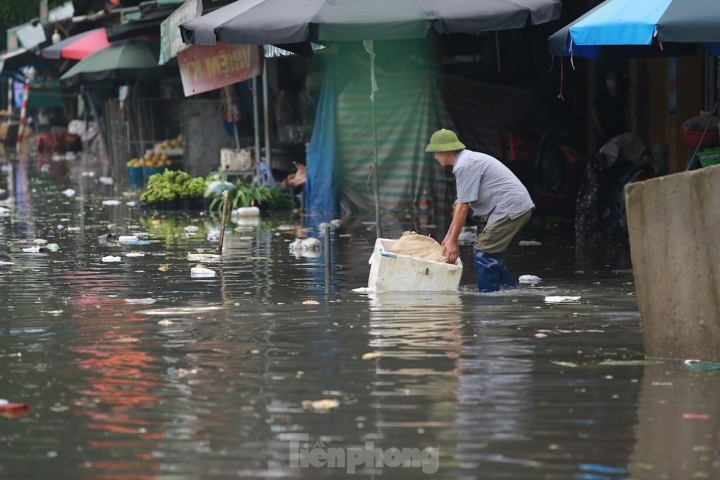 Nước lũ đổ về, chợ đầu mối lớn nhất Nghệ An ngập nặng-4