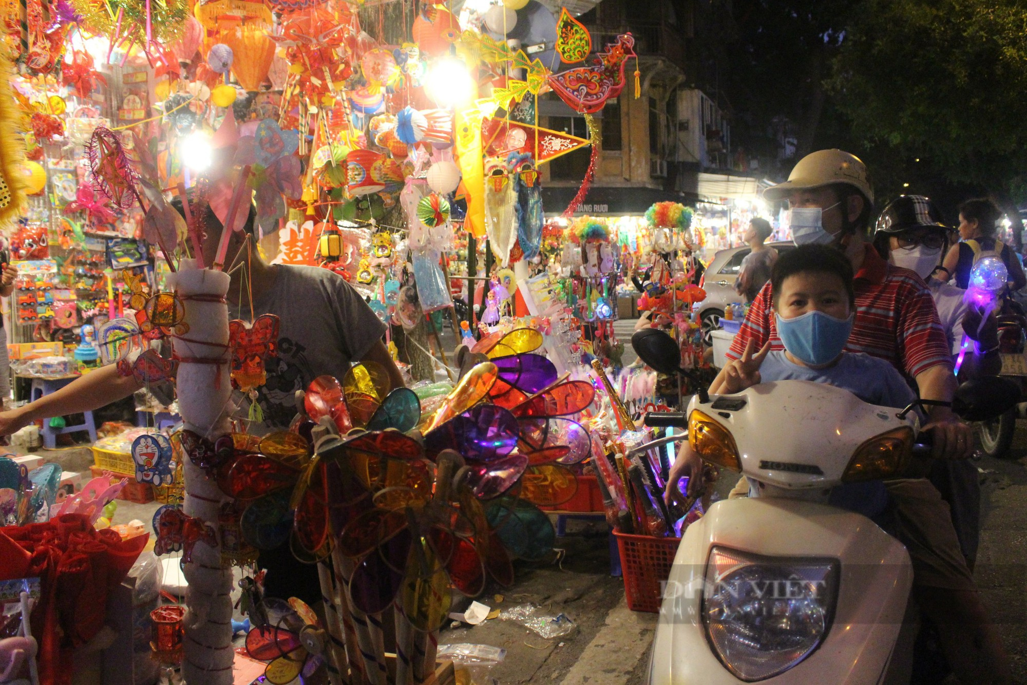 Hà Nội: Phố Hàng Mã "sáng đèn", du khách thỏa sức mua đồ Trung Thu sớm-10