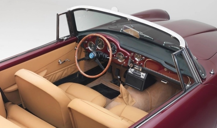 Xe cổ Aston Martin DB4 Convertible đời 1962 được bán đấu giá-7