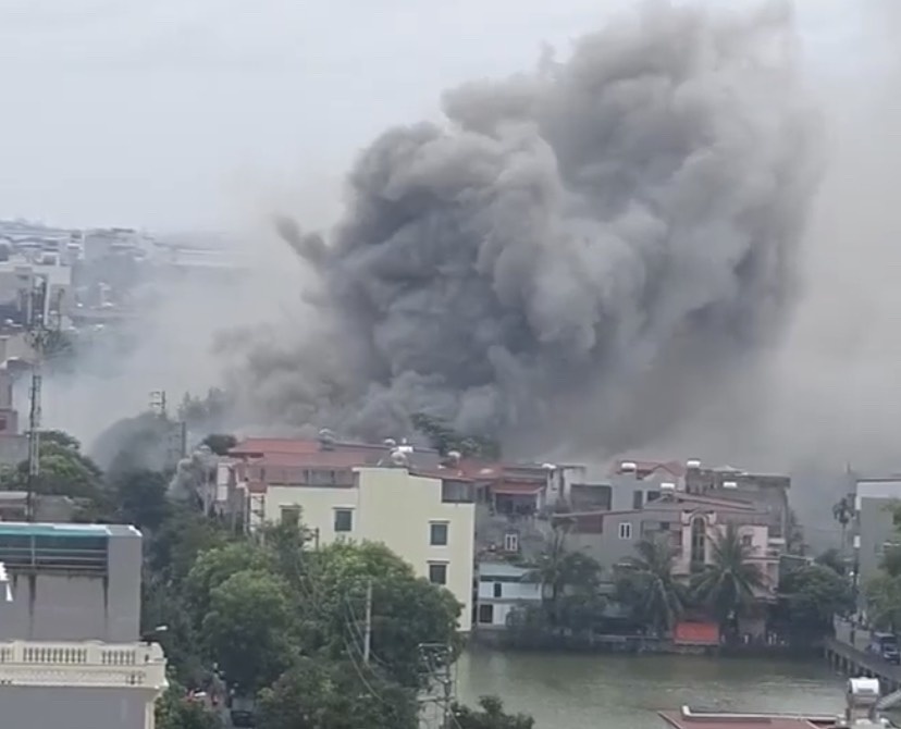 Quán lounge ở Bắc Ninh cháy ngùn ngụt, khói bốc cao hàng chục mét-1