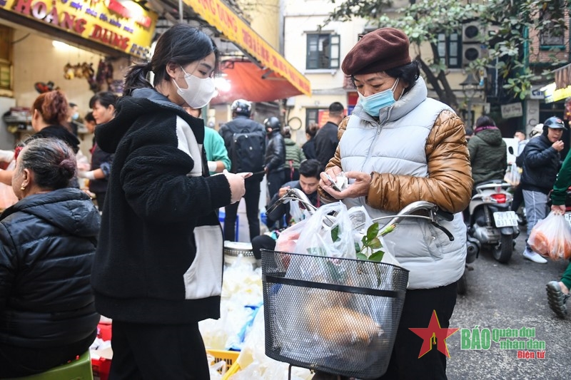 Ngày 30 Tết: Chen chân mua gà ngậm hoa hồng cúng Giao thừa-6