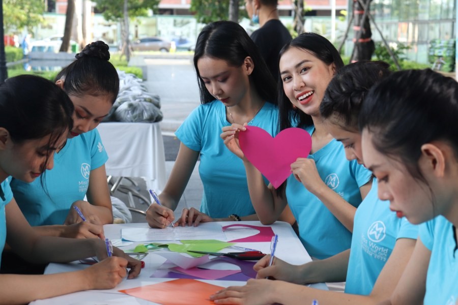 Phiên chợ '0 đồng' đong đầy yêu thương của các thí sinh Miss World Vietnam 2022-7