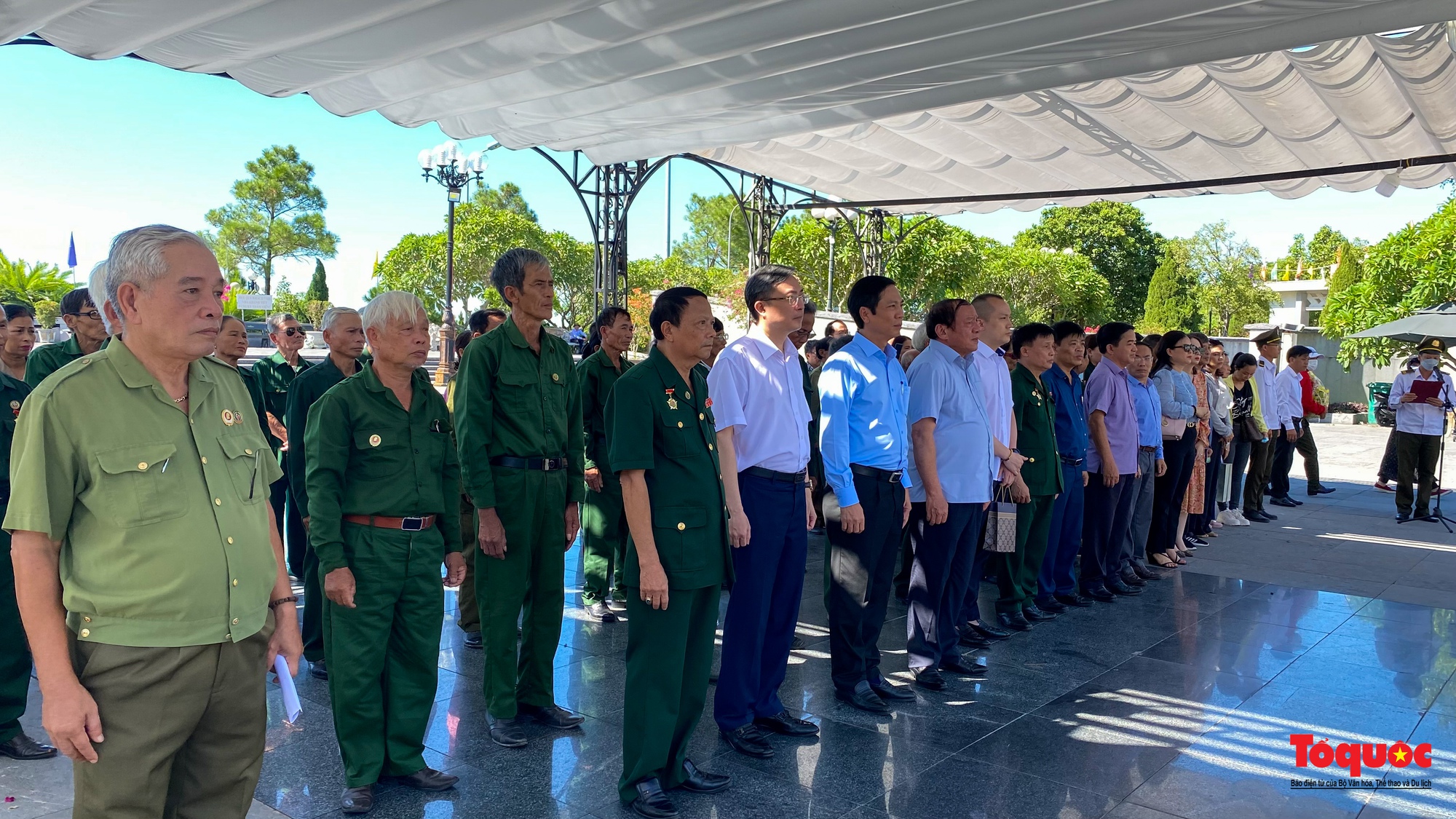 Bộ trưởng Bộ VHTTDL Nguyễn Văn Hùng dâng hương tri ân các liệt sỹ và tặng quà cho các cựu TNXP Quảng Trị-2