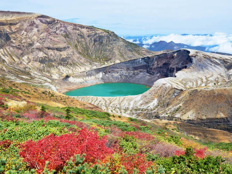 Khám phá hồ nước miệng núi lửa đổi 5 màu ở Nhật Bản-2