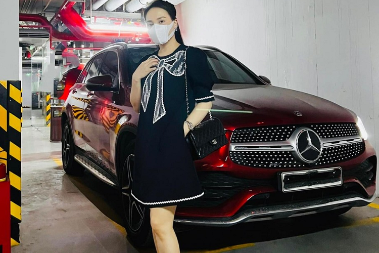 Nữ diễn viên Bảo Thanh "khoe hàng" BMW X4 2022 và Mercedes-Benz GLC-2