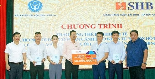 BHXH tỉnh Sơn La tặng thẻ BHYT cho người dân có hoàn cảnh khó khăn-1