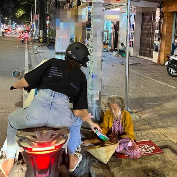 Hoa hậu Thùy Tiên đi xe máy để trao quà cho những người già vô gia cư, dân mạng góp ý điều này-1