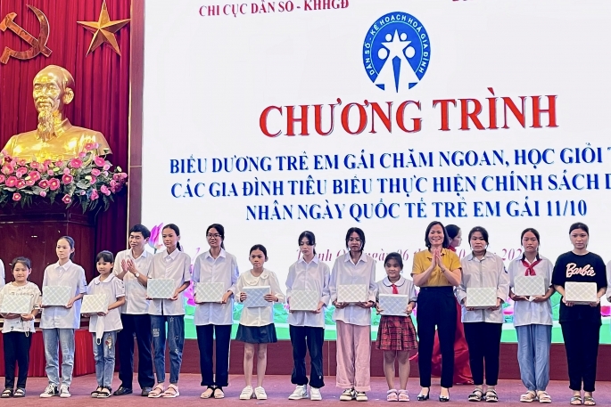 Huyện Sóc Sơn và Thanh Oai tổ chức gặp mặt, biểu dương trẻ em gái nhân ngày Quốc tế trẻ em gái 11/10-1