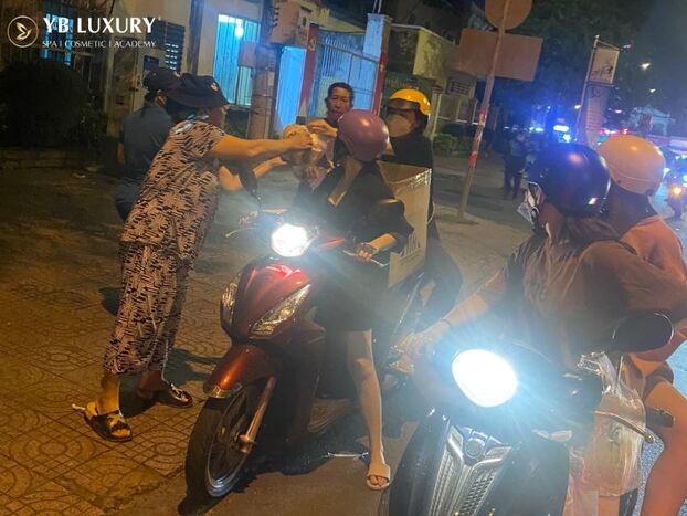 Vu Lan báo hiếu: YB Spa lan tỏa tình yêu thương đến những người vô gia cư tại Sài Gòn-2