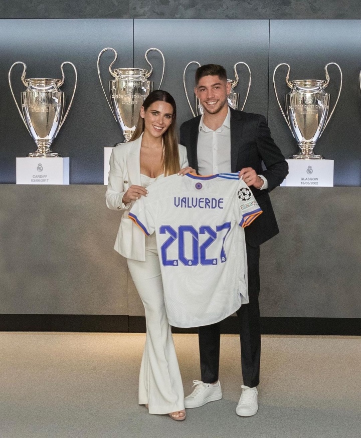Ngắm vẻ đẹp không tì vết của nữ nhà báo sao chinh phục sao Real Madrid-cover-img