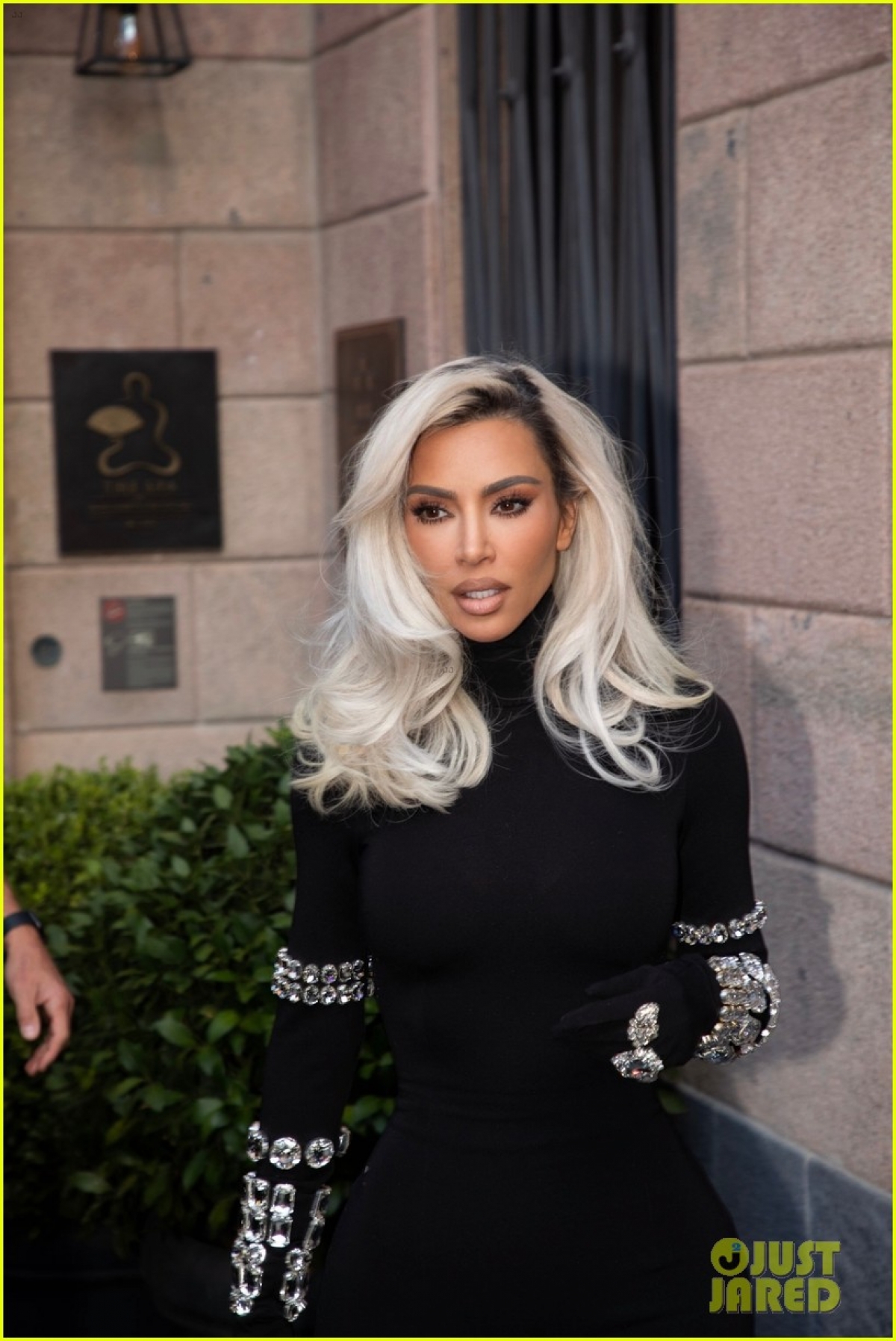 Kim Kardashian diện bodysuit khoe dáng "bốc lửa" trên phố-2