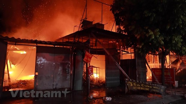 Hà Nội: Hỏa hoạn thiêu rụi 4 kiốt bán hàng ở chợ Vĩnh Hưng-cover-img