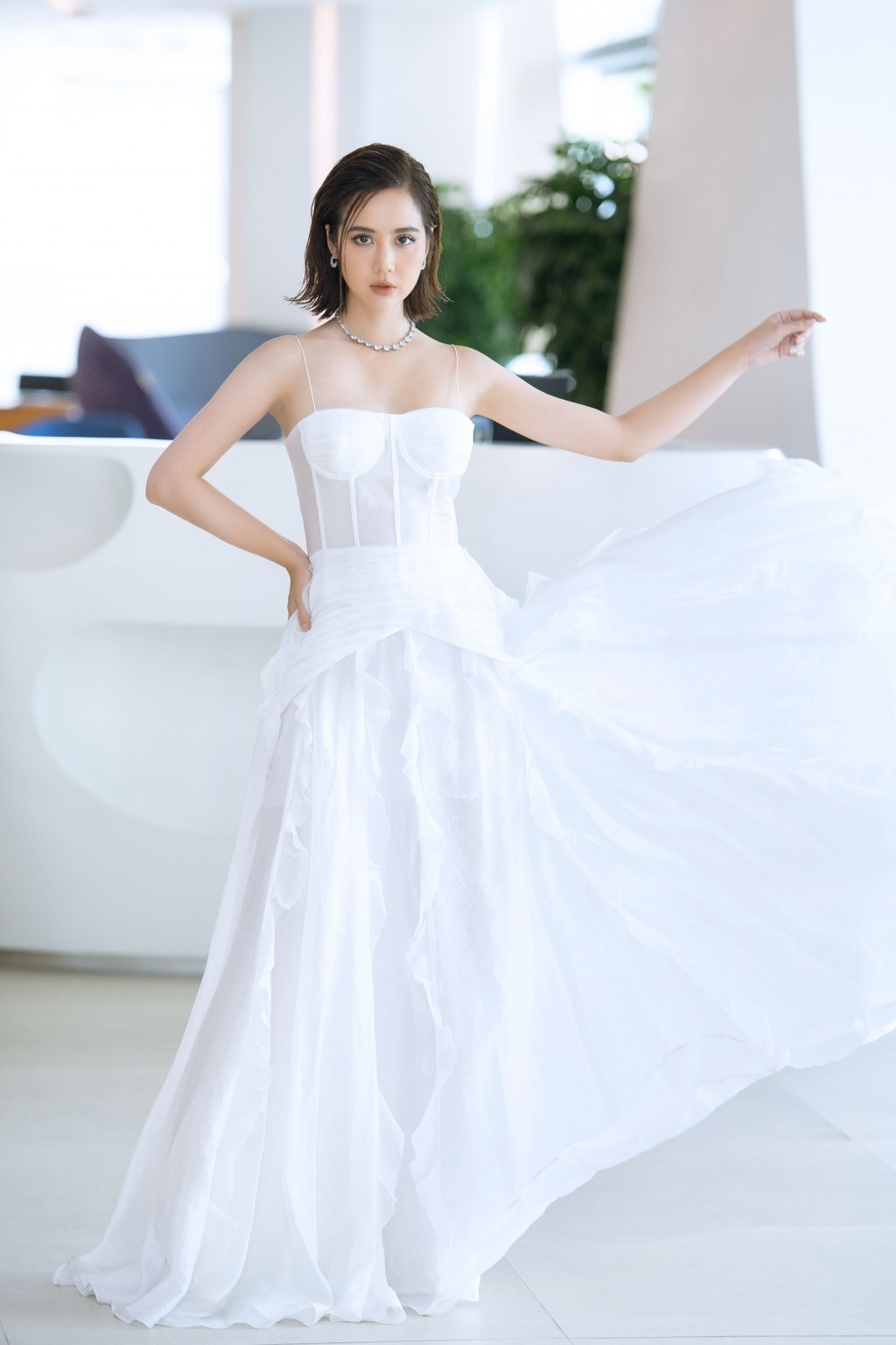Phan Minh Huyền khiến công chúng ngây ngất với vẻ đẹp nữ thần khi diện váy trắng-3