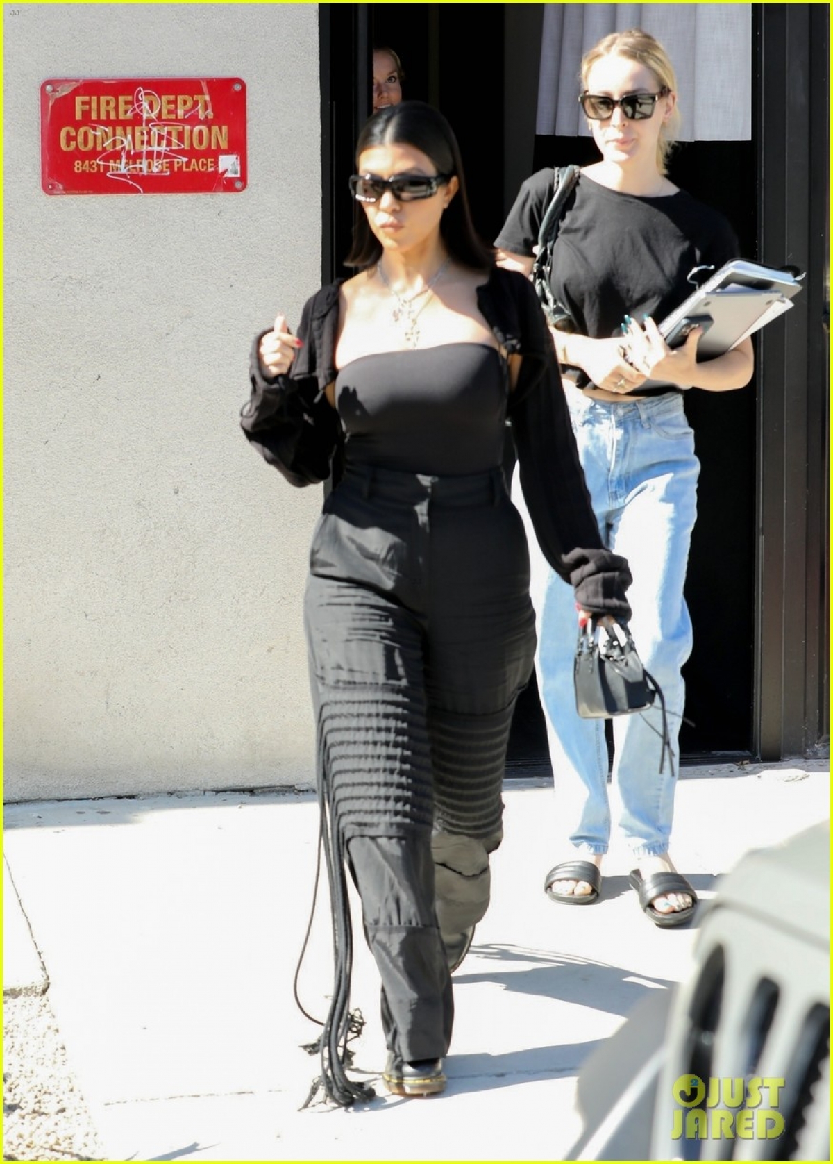 Kourtney Kardashian thanh lịch ra phố sau buổi chụp hình-1