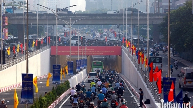Ngày đầu thông xe, hầm chui Lê Văn Lương - Tố Hữu đã xảy ra ùn tắc-cover-img