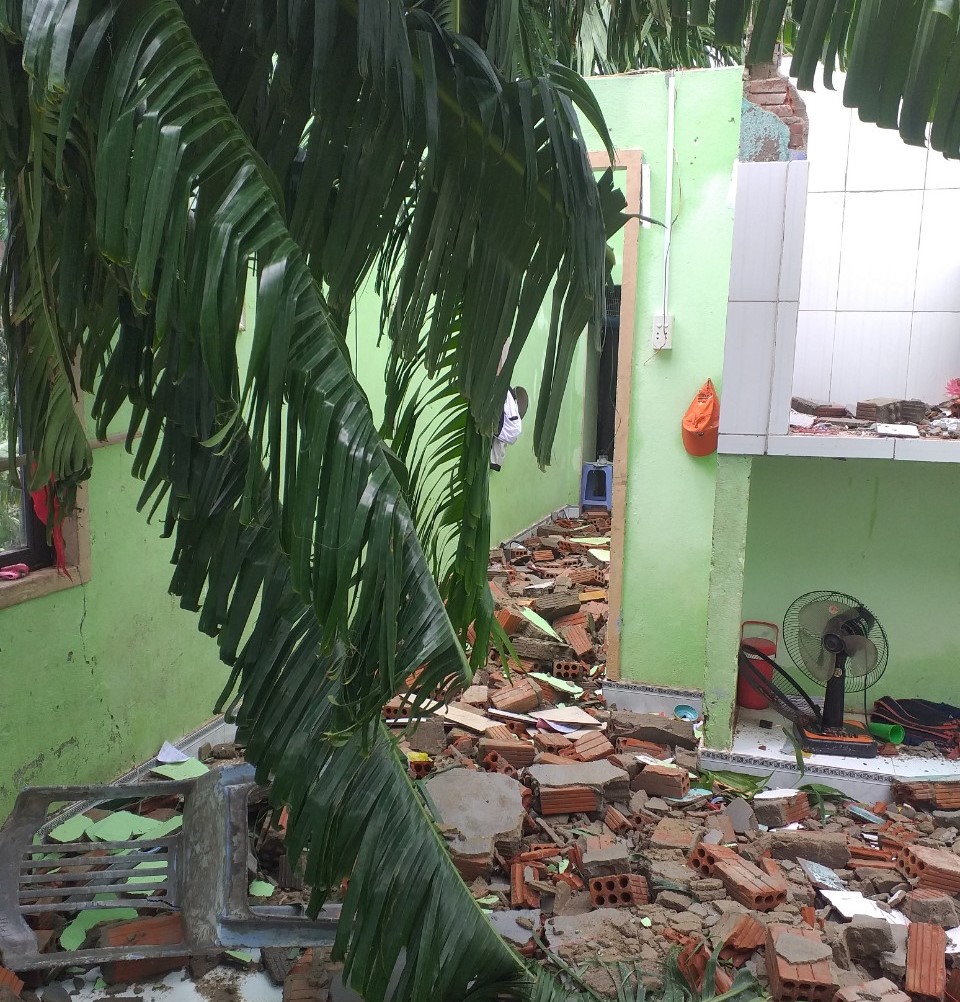 Quảng Nam: Bão qua, nhà sập, cháu gái bị thương tích nặng-4