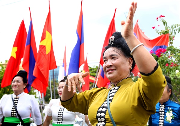 Sắt son nghĩa tình đồng bào các dân tộc vùng biên giới Việt - Lào-8