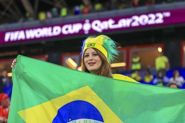 Những nữ cổ động viên Brazil xinh đẹp trên khán đài World Cup 2022-8