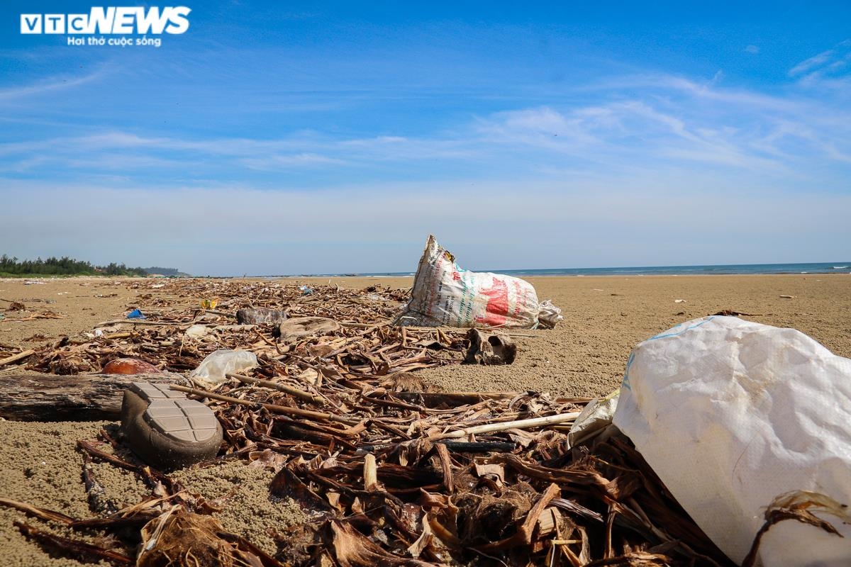 Ảnh: Rác thải ‘bao vây’ nhiều bãi biển ở Hà Tĩnh-3